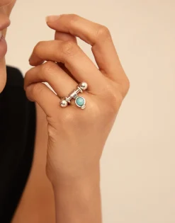 Anillo ancho con relieve bañado en plata de ley para mujer