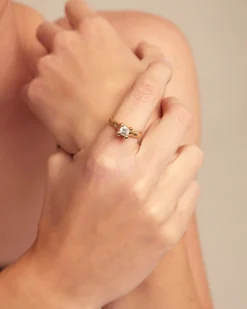 Anillo bañado en oro con circonita blanca para mujer