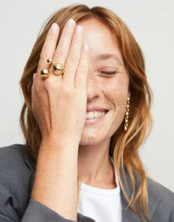 Anillo bañado en oro 18k y tres bolas de diferentes tamaños