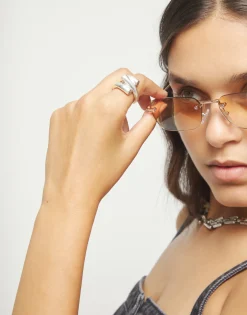 Anillo bañado en plata con tres formas orgánicas entrelazadas