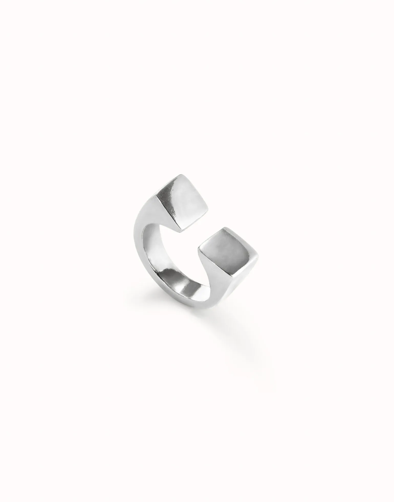 Anillo bañado en plata de ley con forma cuadrada