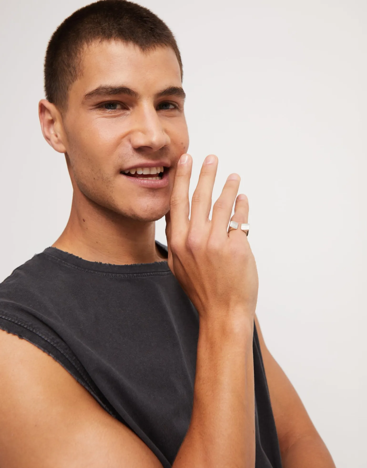 Anillo bañado en plata de ley con forma cuadrada