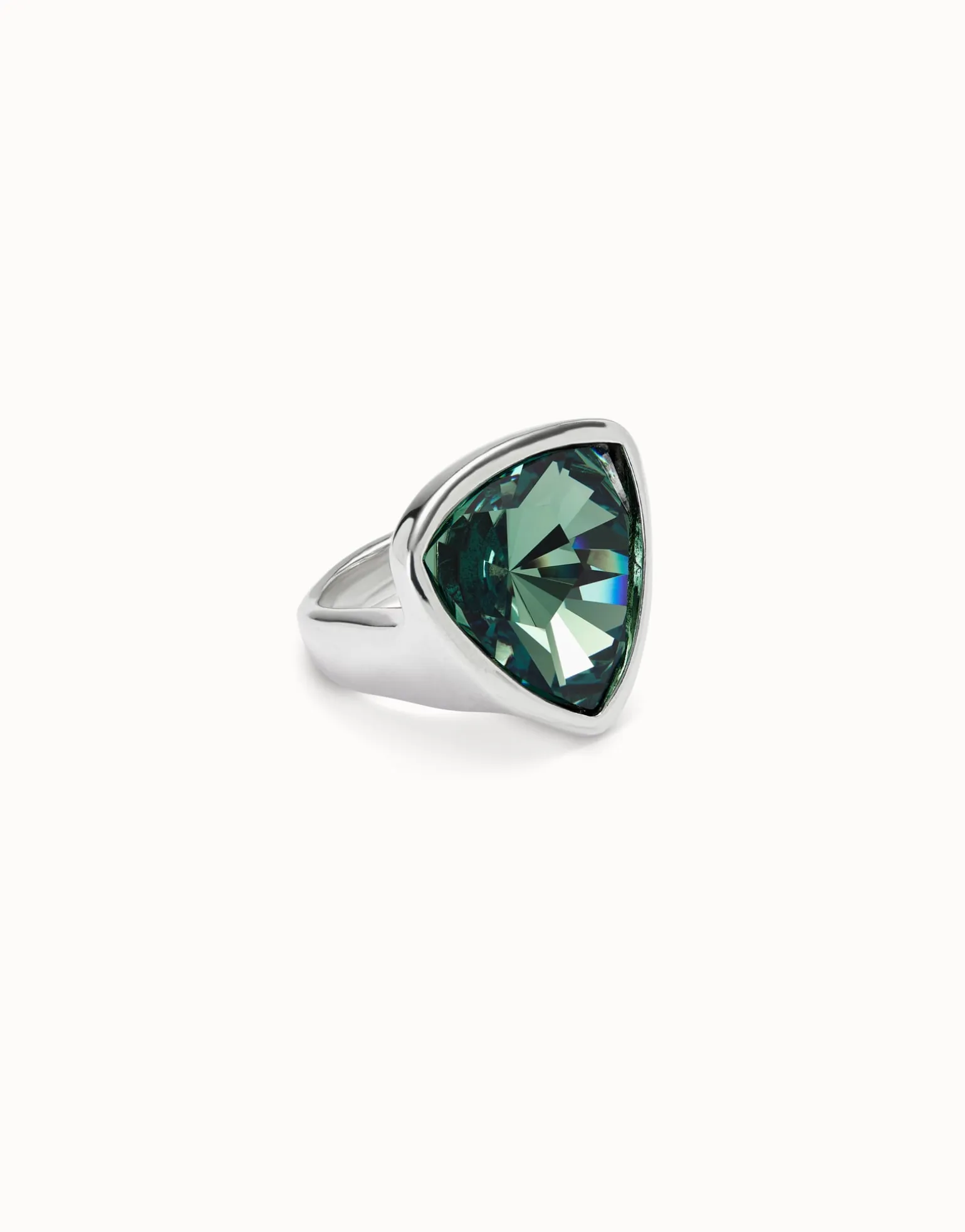 Anillo bañado en plata de ley con forma triangular grande