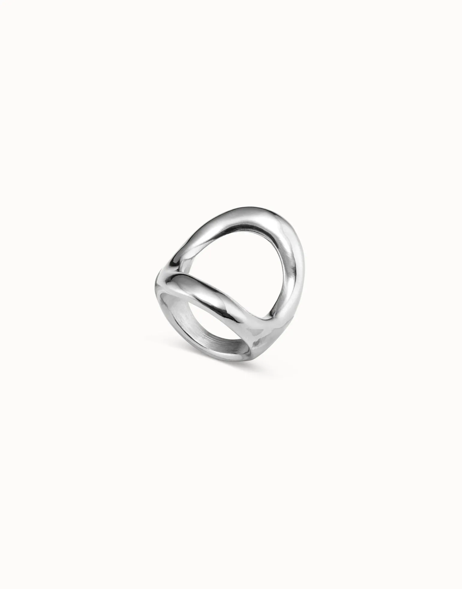 Anillo bañado en plata de ley con óvalo central grande