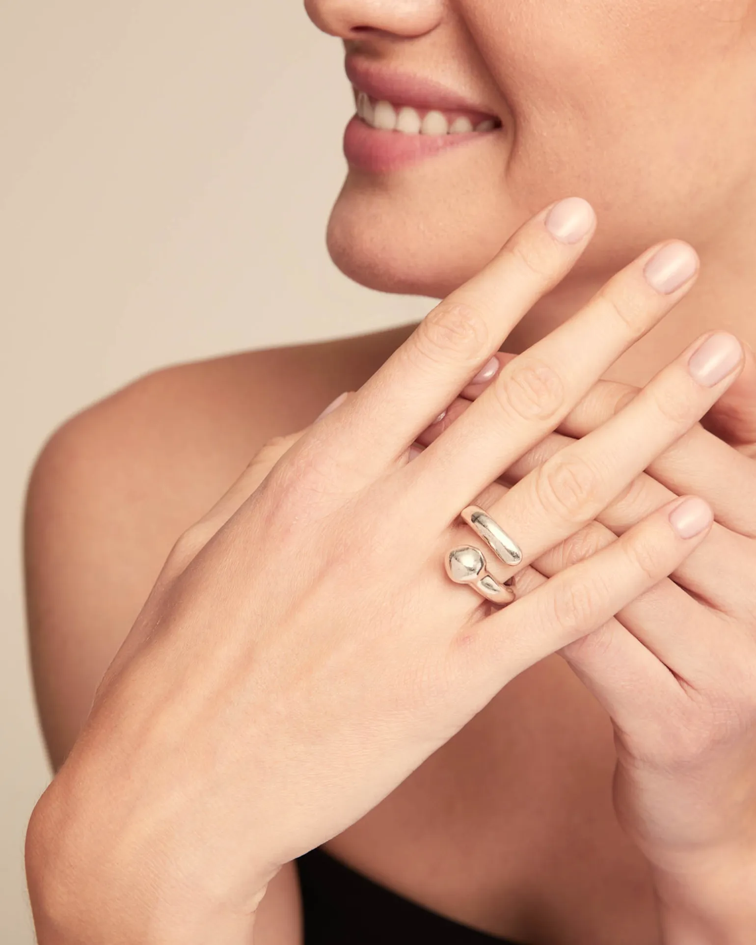 Anillo bañado en plata de ley con diseño abierto y orgánico para mujer