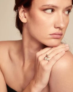 Anillo bañado en plata de ley con diseño abierto y orgánico para mujer