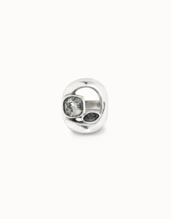 Anillo bañado en plata de ley con óvalo central y dos cristales color gris oscuro