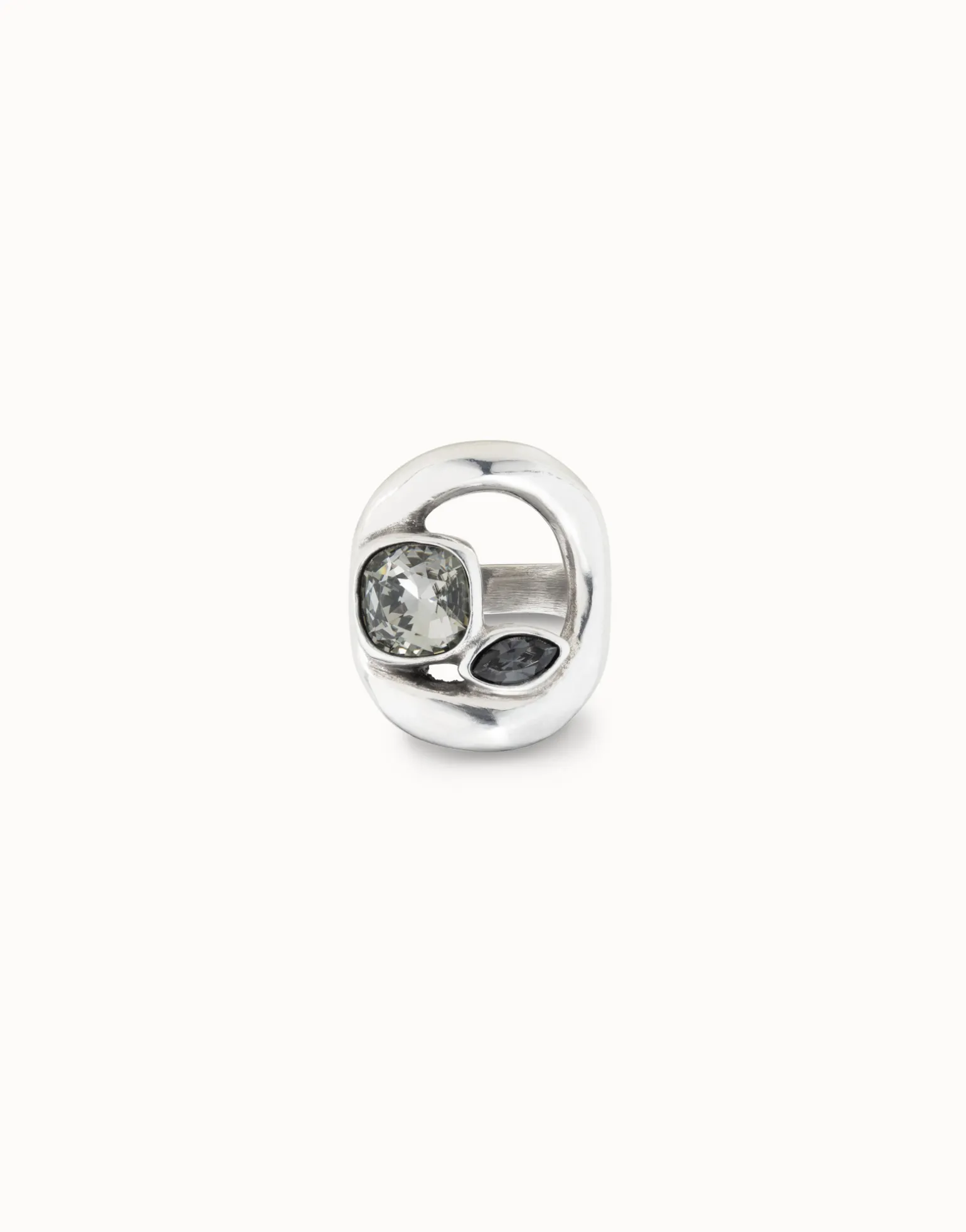 Anillo bañado en plata de ley con óvalo central y dos cristales color gris oscuro