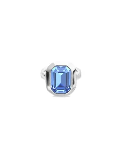 Anillo bañado en plata rectangular y cristal facetado en color azul