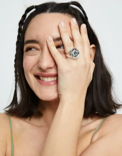 Anillo tipo sello en plata de ley y forma de ojo con cristal facetado verde