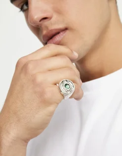 Anillo tipo sello en plata de ley y forma de ojo con cristal facetado verde