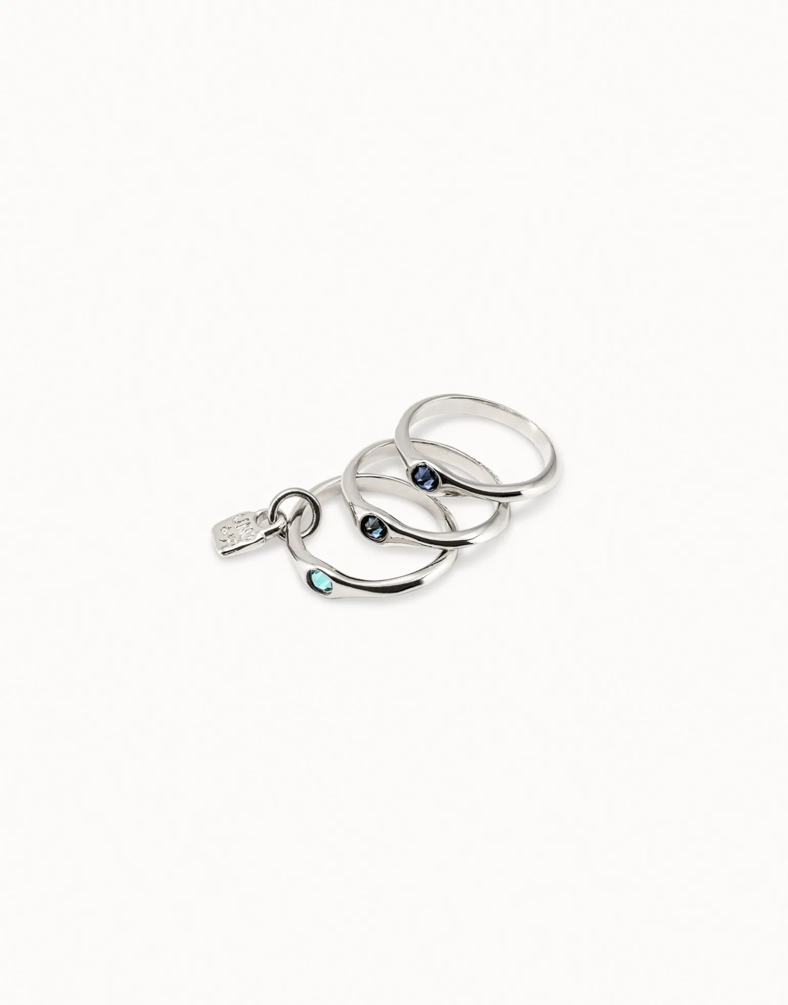 Anillo triple bañado en plata de ley con cristales azules.