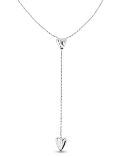 Cadena bañada en plata de ley con dos corazones, uno ajustable en el centro.