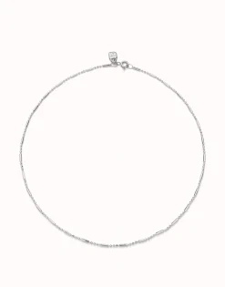 Cadena corta bañada en plata de ley.