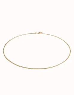 Cadena corta con forma plana bañada en oro 18k