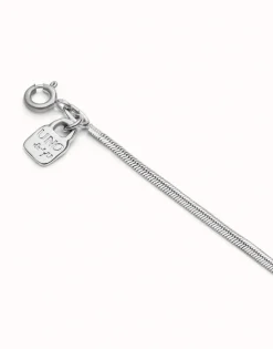 Cadena larga con forma plana bañada en plata de ley.