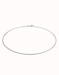 Cadena larga con forma plana bañada en plata de ley.
