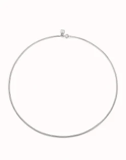 Cadena larga con forma plana bañada en plata de ley.