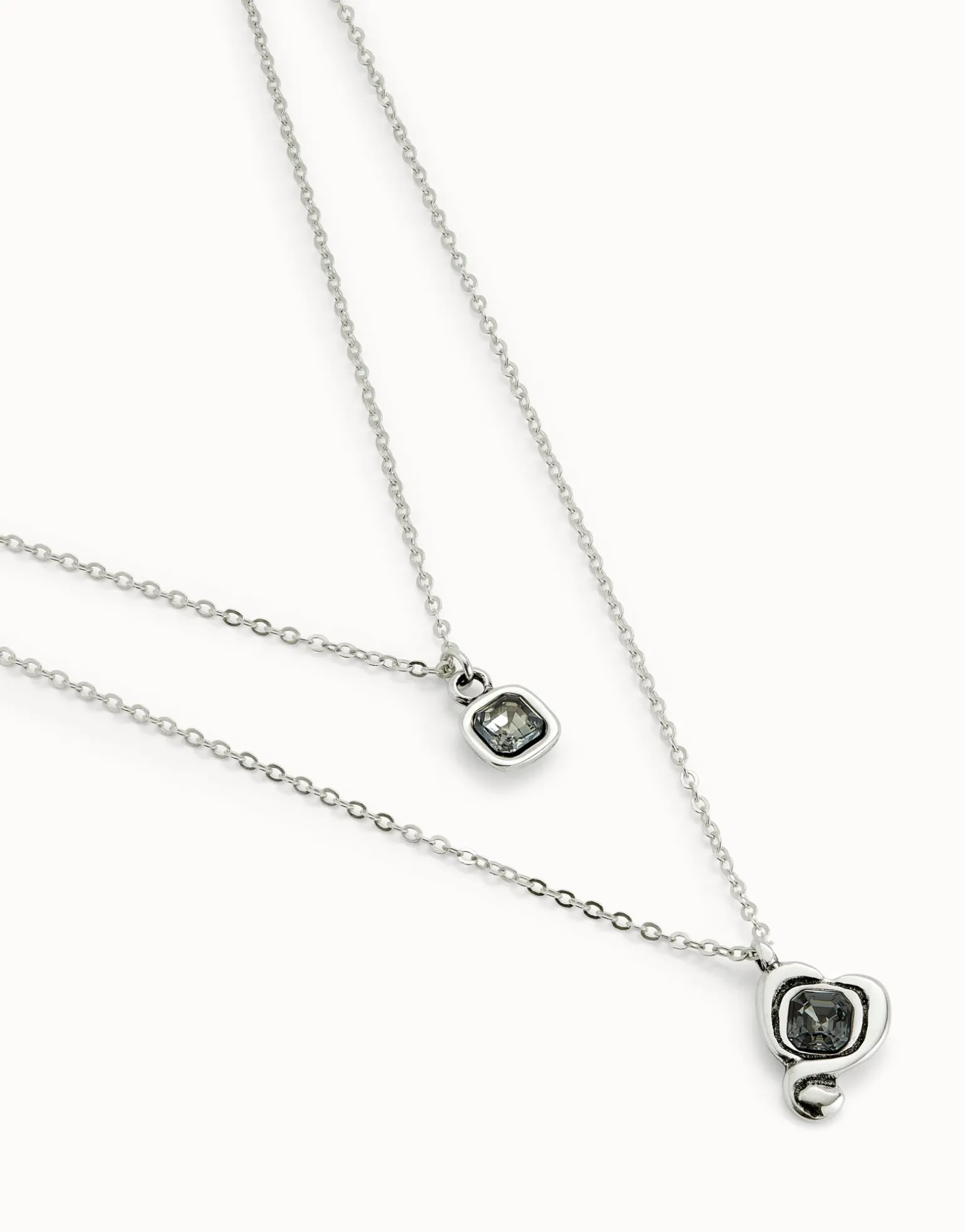 Colgante bañado en plata de ley con doble cadena y corazones con cristal negro