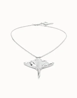 Colgante de cadena corta bañado en plata y figura mantarraya