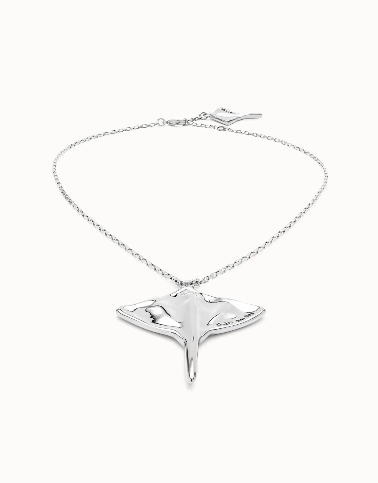 Colgante de cadena corta bañado en plata y figura mantarraya
