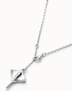 Colgante de cadena corta bañado en plata y figura mantarraya