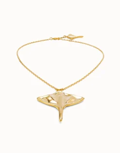 Colgante de cadena corta bañada en oro 18K con figura mantarraya