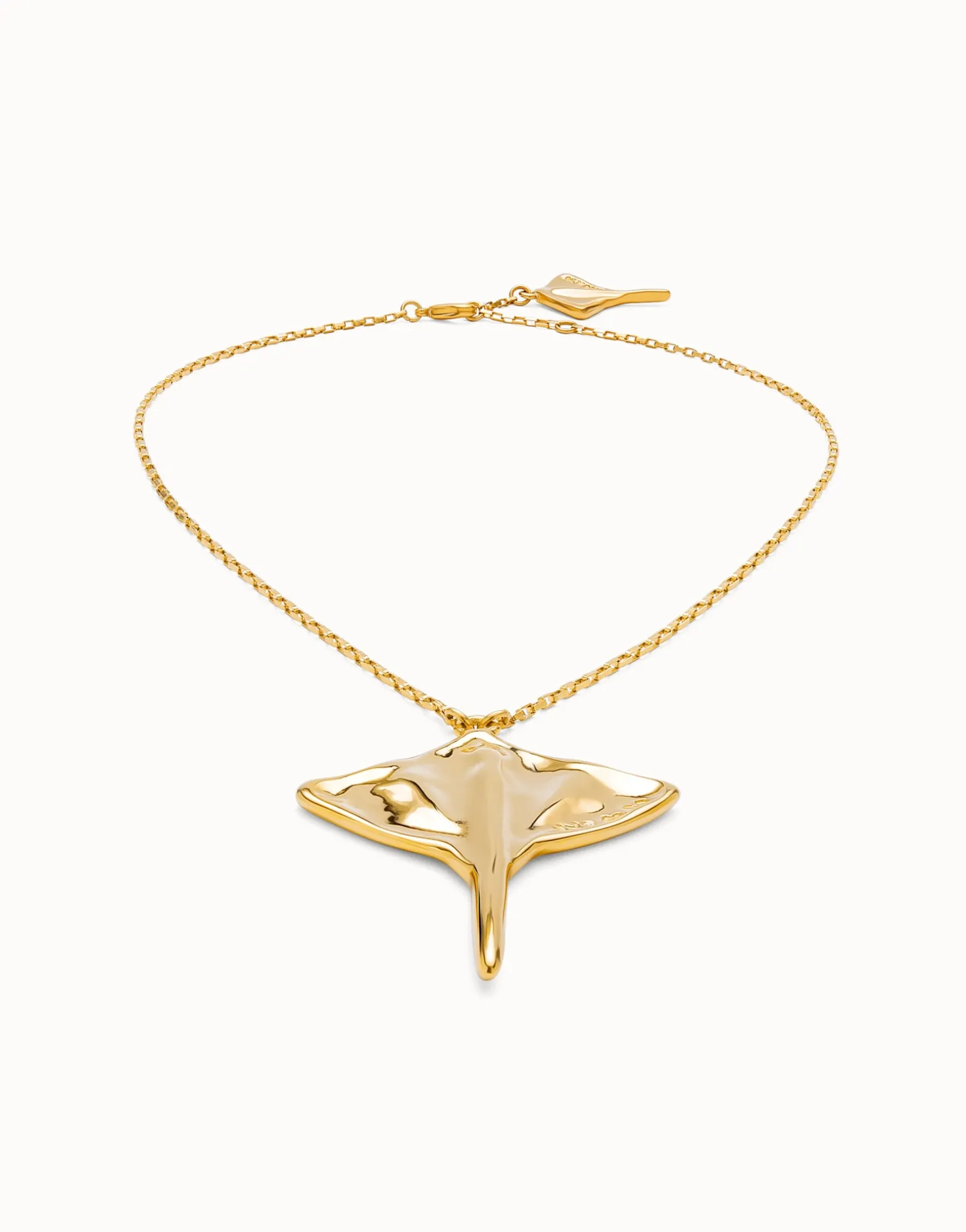 Colgante de cadena corta bañada en oro 18K con figura mantarraya
