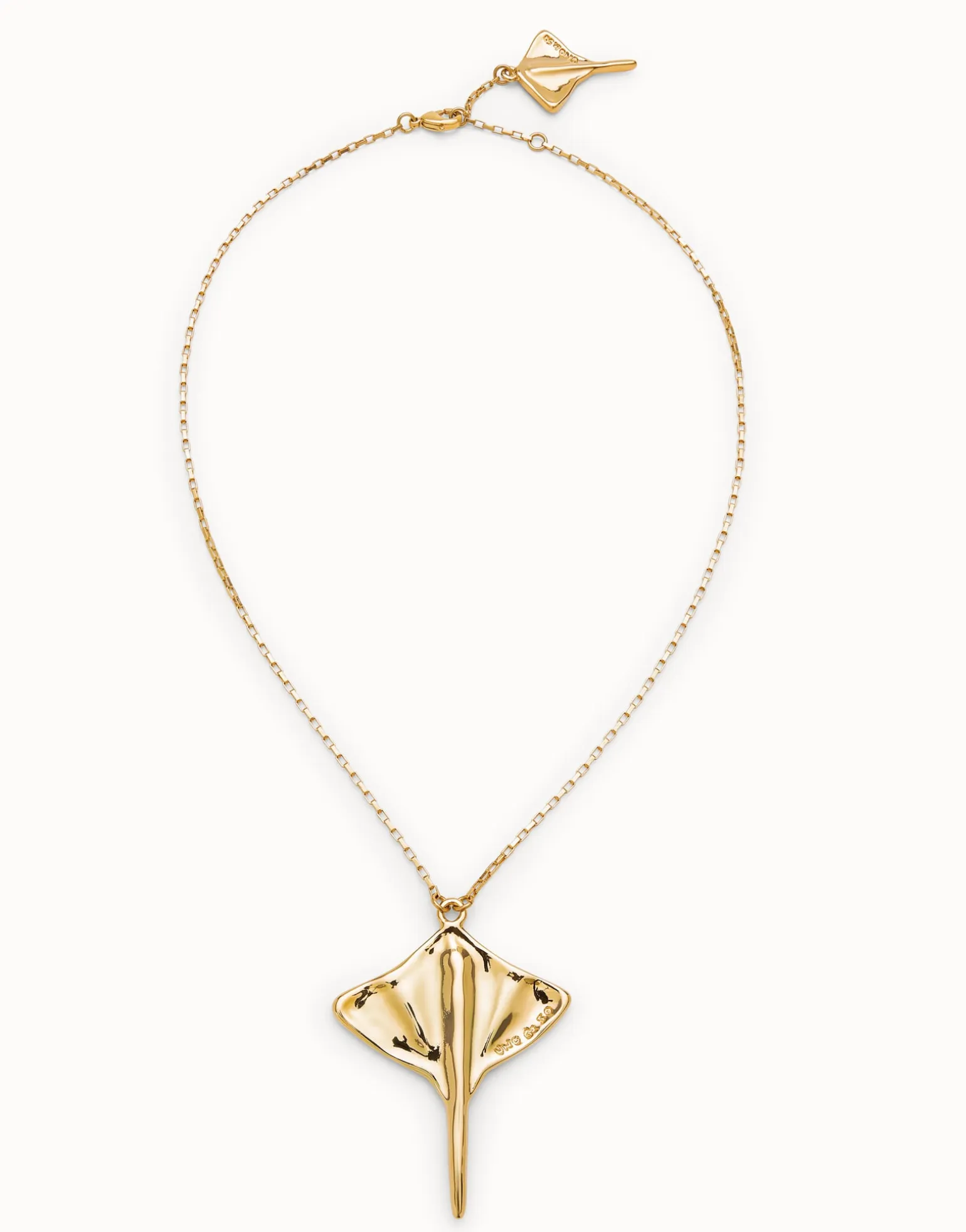 Colgante de cadena corta bañada en oro 18K con figura mantarraya