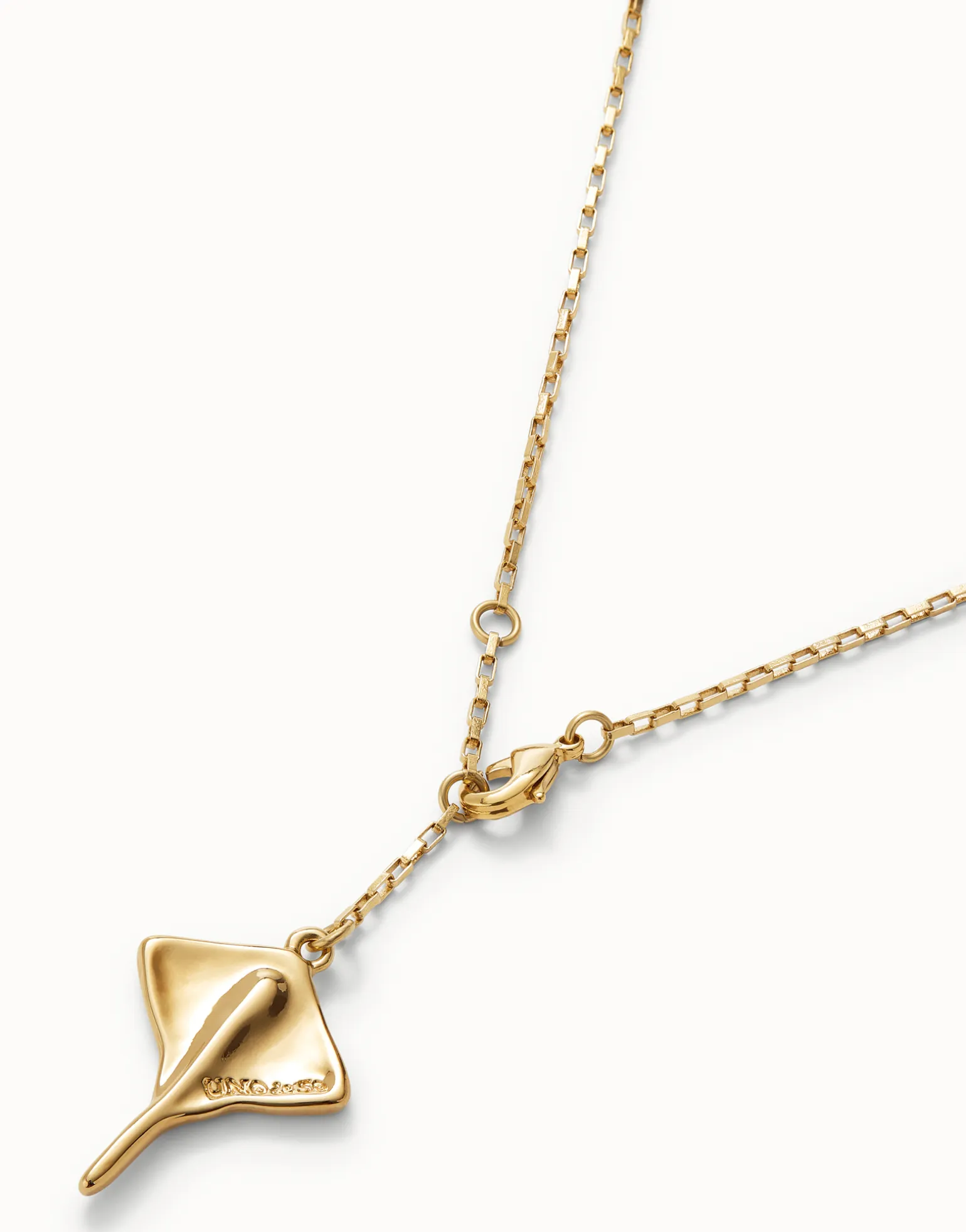 Colgante de cadena corta bañada en oro 18K con figura mantarraya
