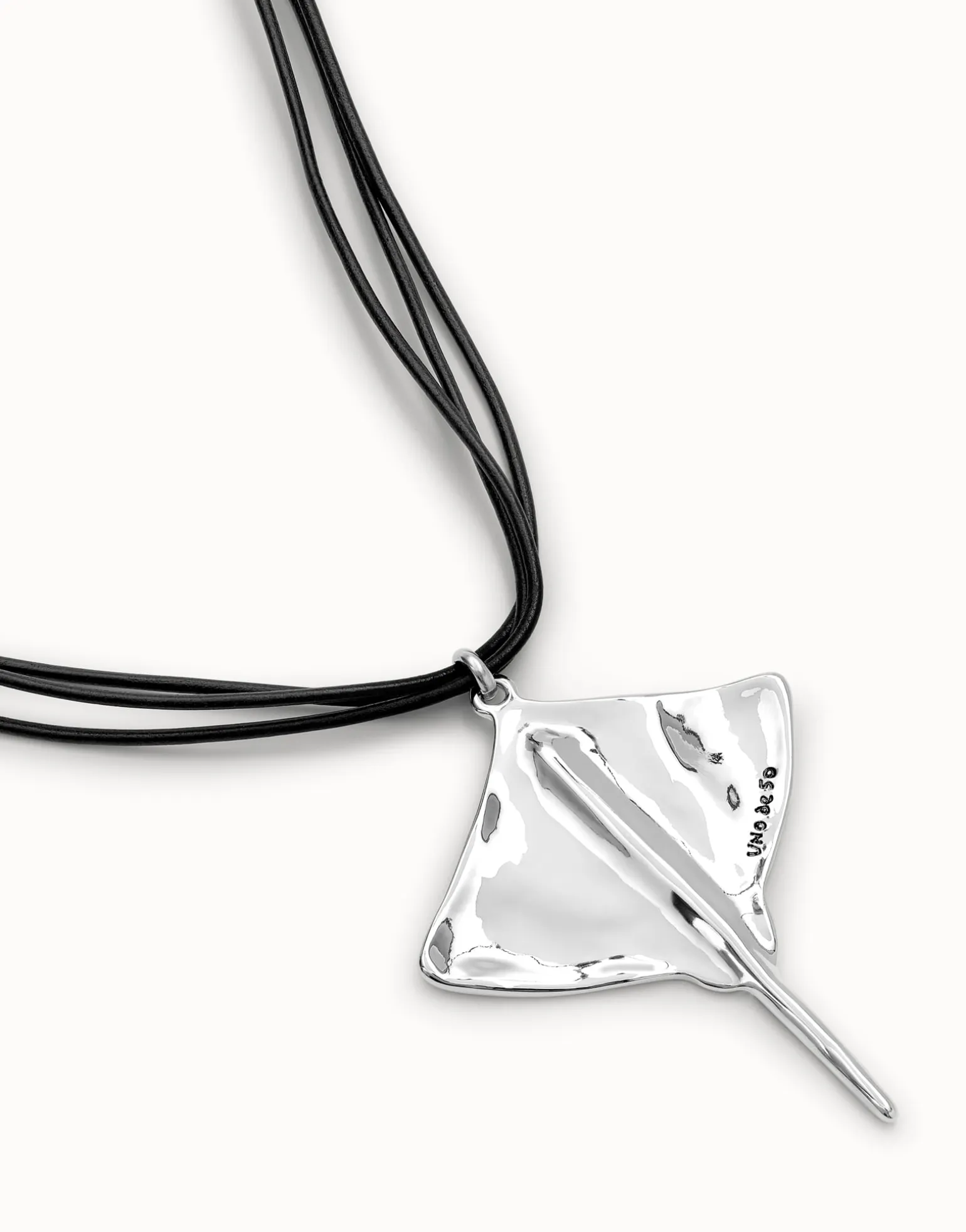 Colgante de cuero y baño en plata de ley con detalle de pez mantarraya