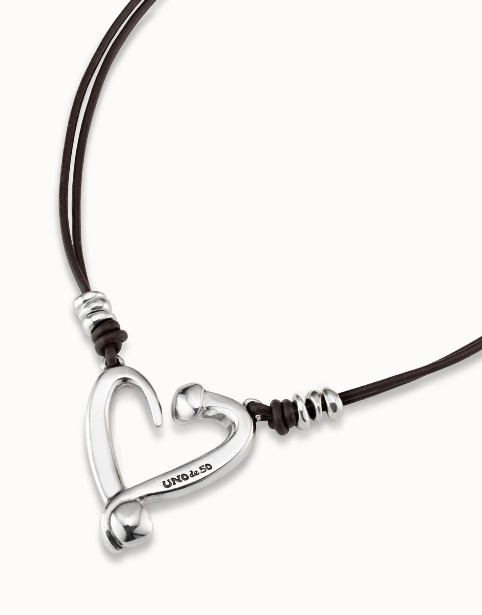 Colgante de plata con 2 tiras de cuero y corazón