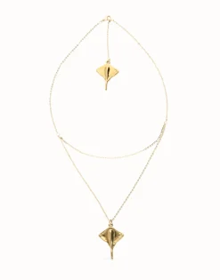 Colgante doble bañado en oro 18k con mantarraya