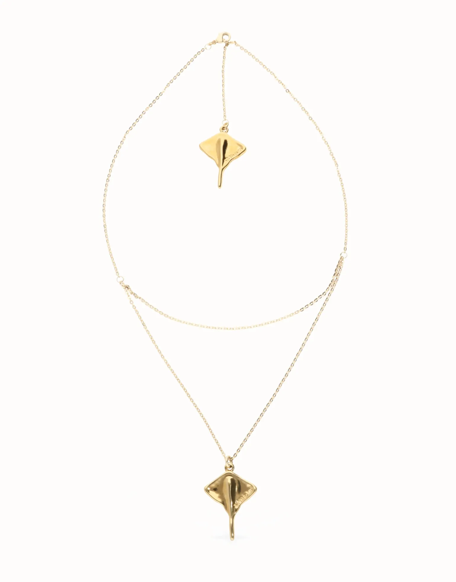 Colgante doble bañado en oro 18k con mantarraya