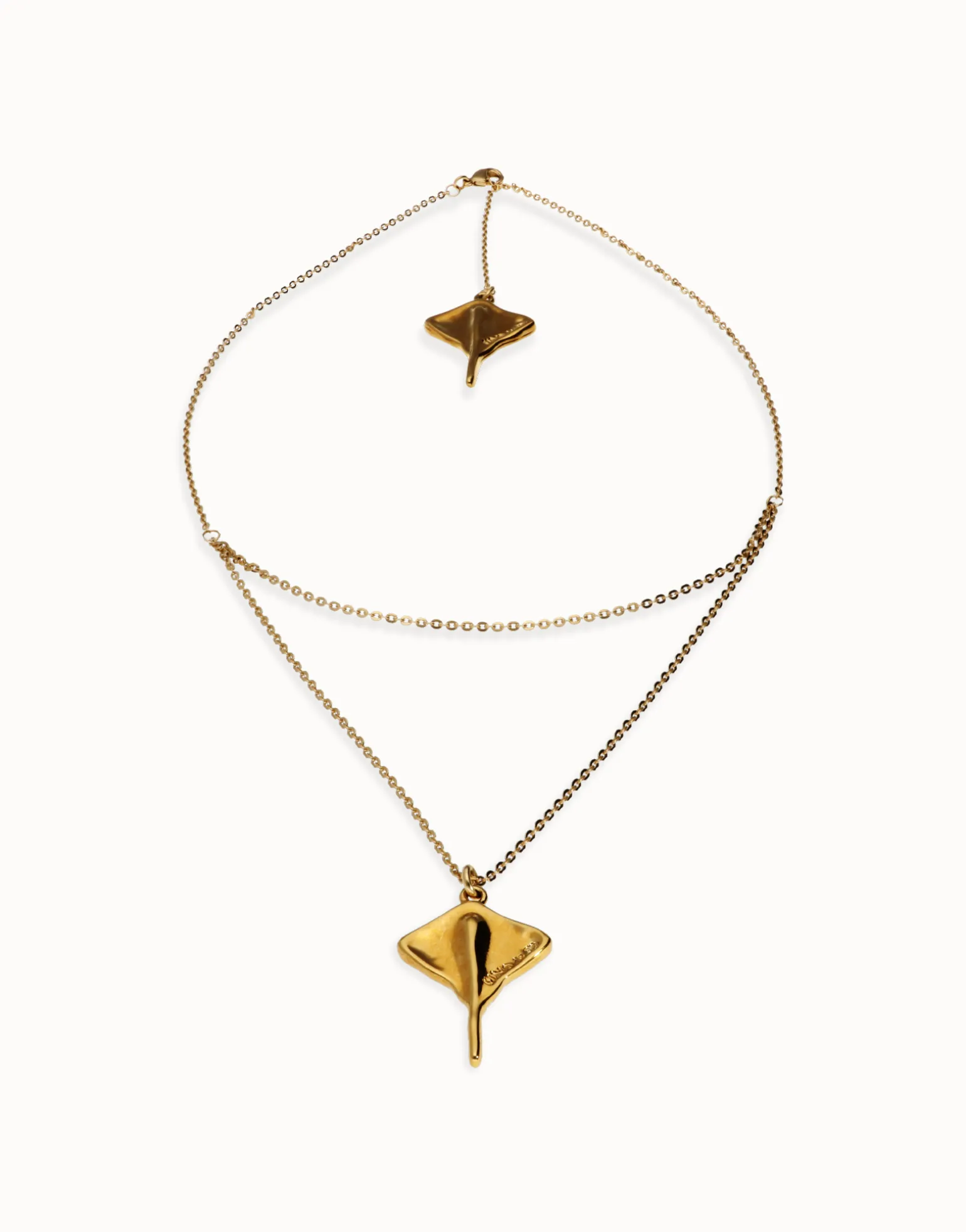Colgante doble bañado en oro 18k con mantarraya