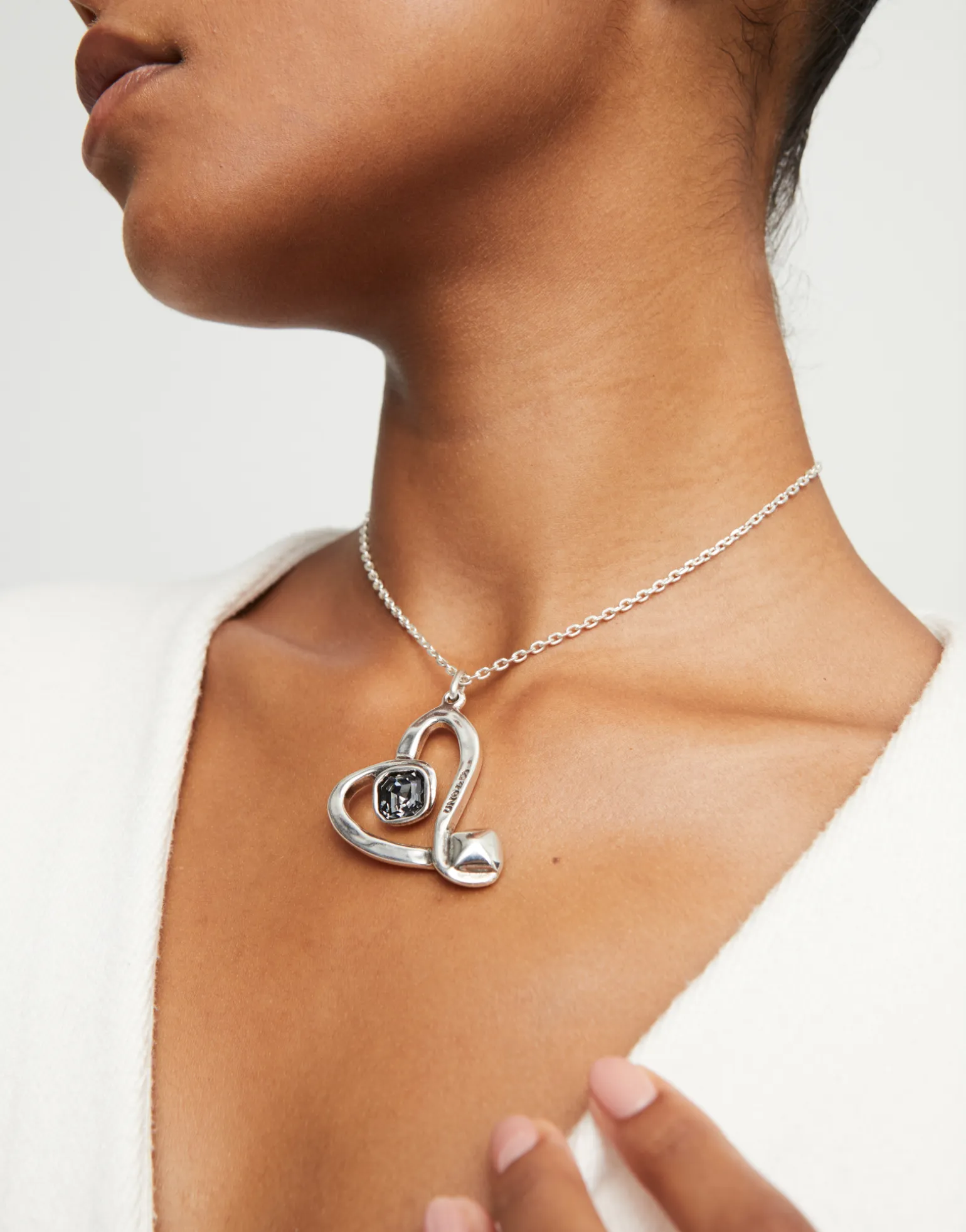 Colgante mediano bañado en plata de ley y corazón con cristal negro