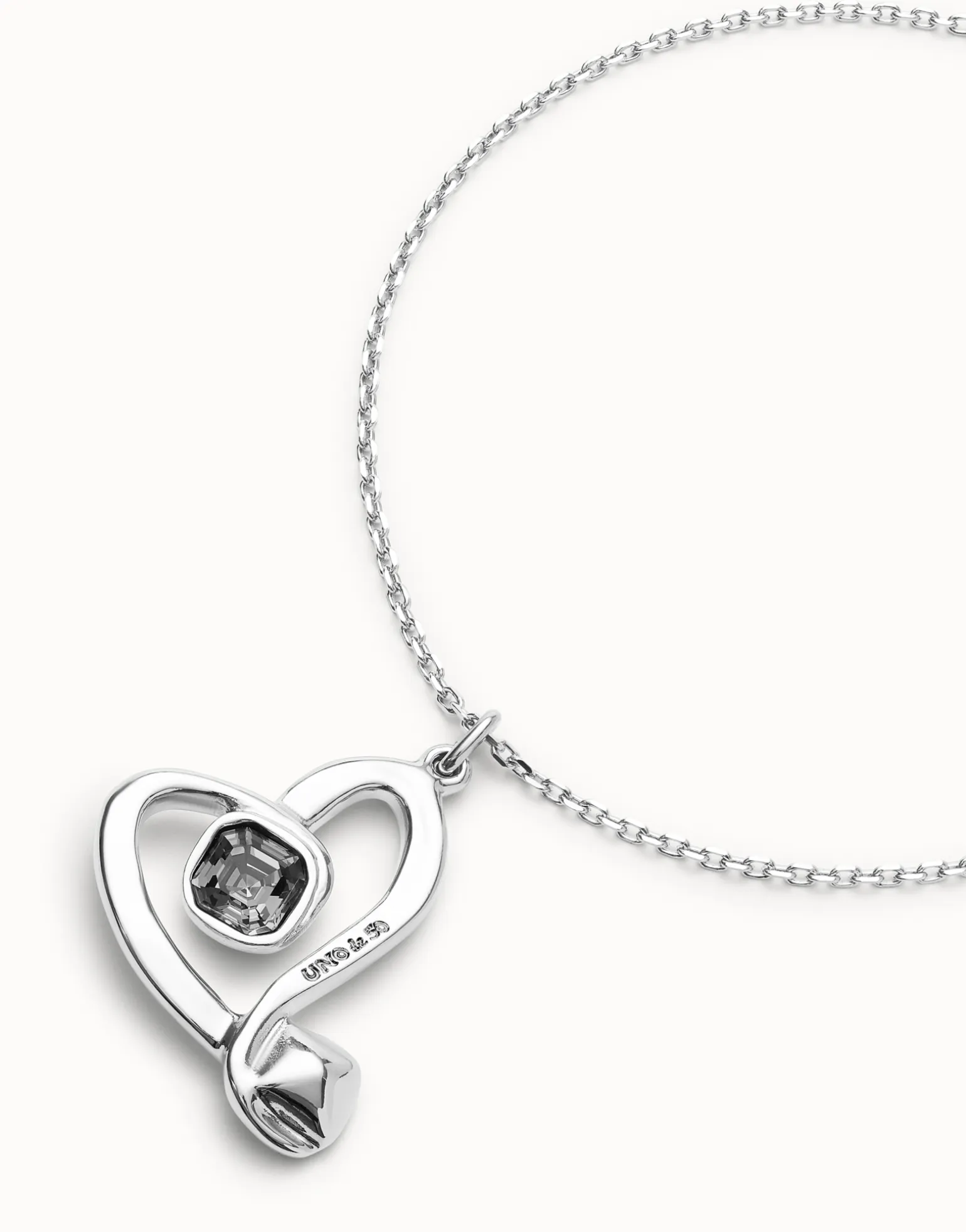 Colgante mediano bañado en plata de ley y corazón con cristal negro