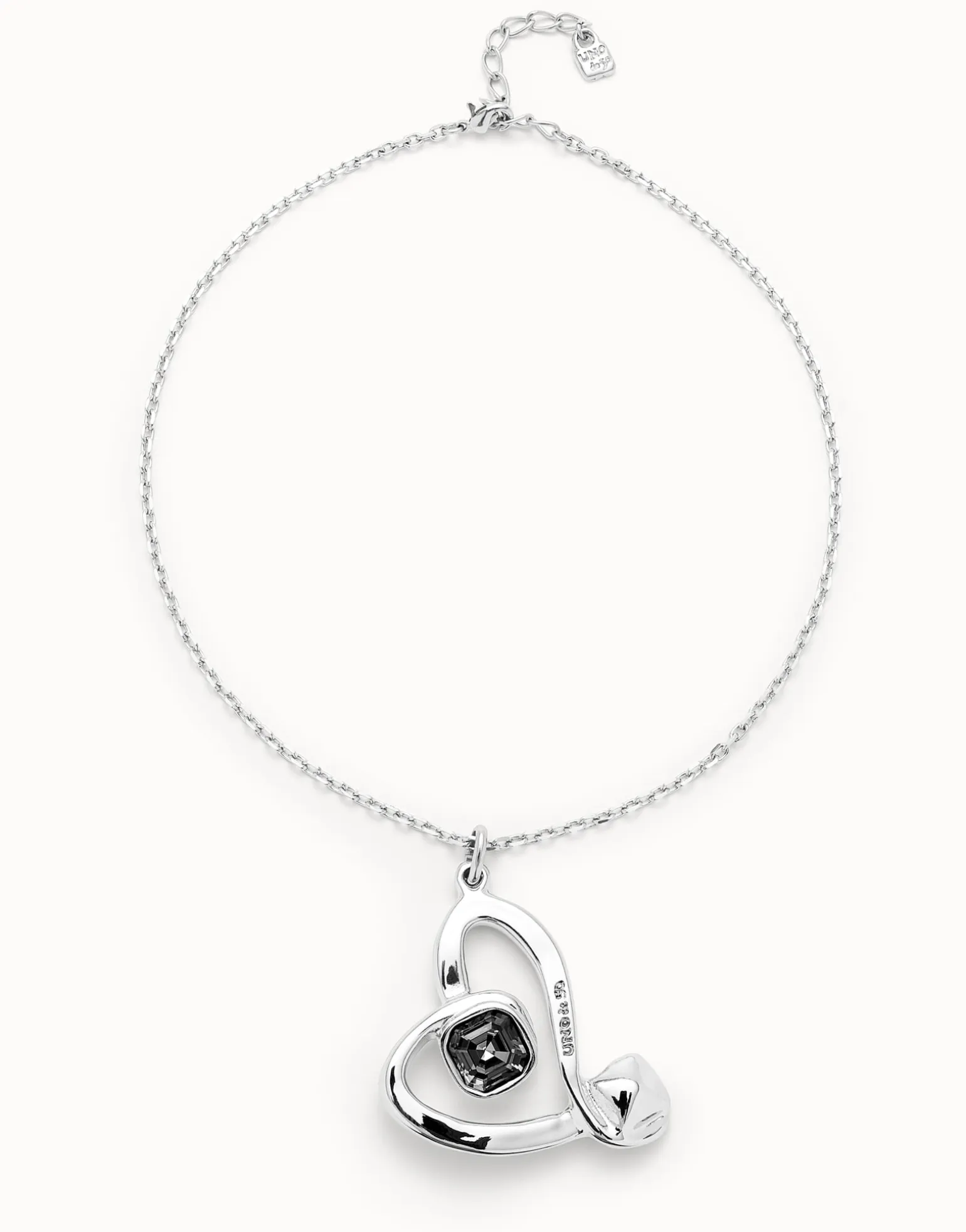 Colgante mediano bañado en plata de ley y corazón con cristal negro