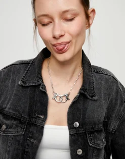 Collar bañado en plata con mosquetón entrelazado grande