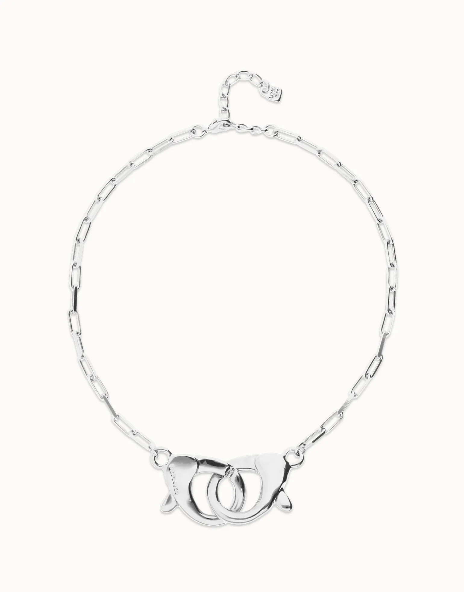 Collar bañado en plata con mosquetón entrelazado grande