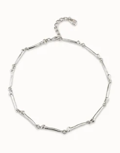 Collar bañado en plata de ley con piezas en forma de clavo.