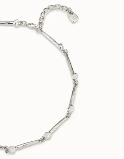 Collar bañado en plata de ley con piezas en forma de clavo.