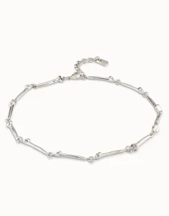 Collar bañado en plata de ley con piezas en forma de clavo.