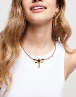 Collar corto bañado en oro de 18k con libélula