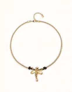 Collar corto bañado en oro de 18k con libélula