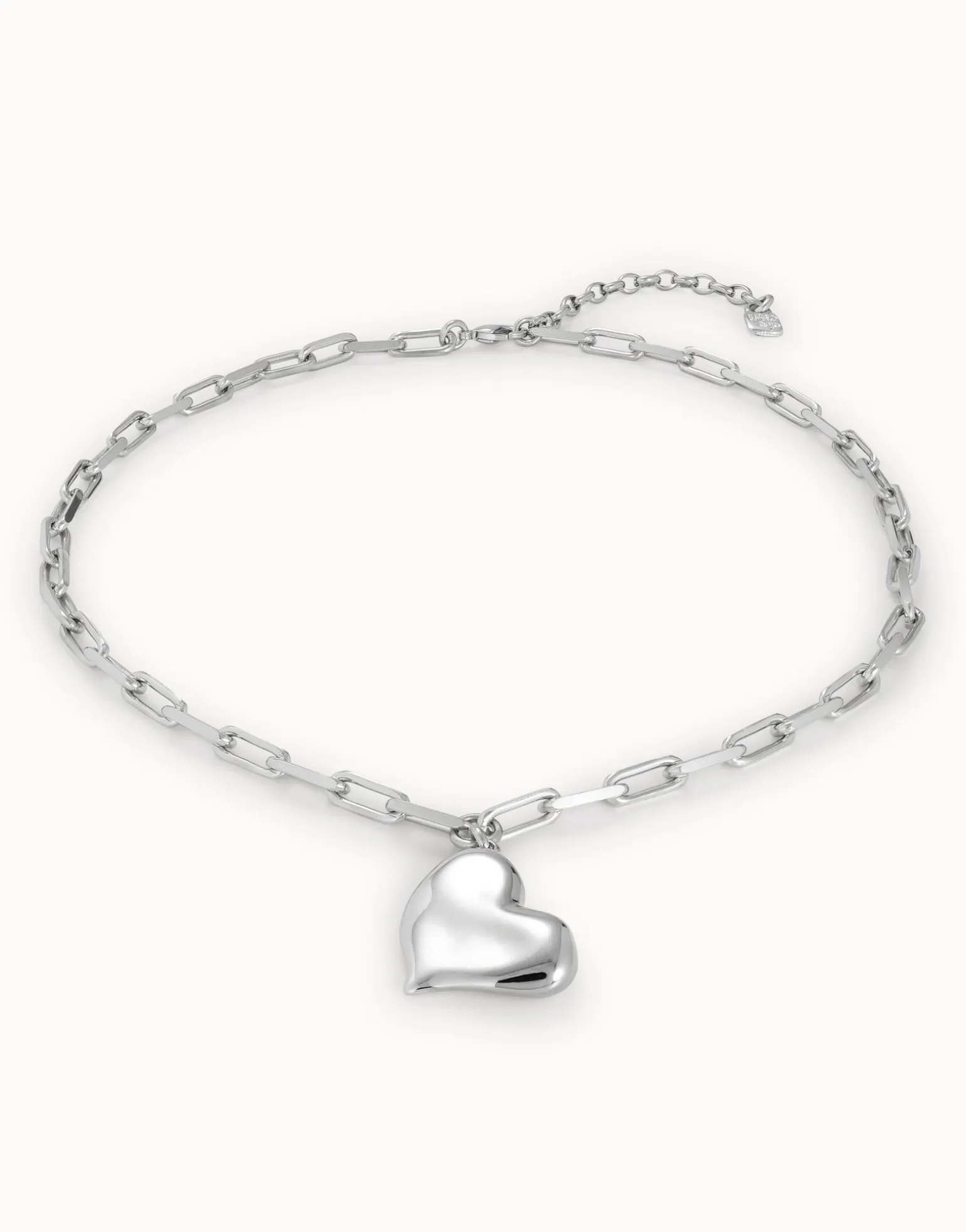 Collar corto bañado en plata de ley, cadena de eslabones medianos y corazón mediano