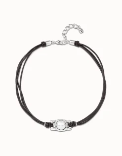 Collar corto de cuatro tiras de cuero y abalorio central con perla