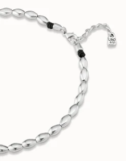 Collar de cuentas ovaladas bañadas en plata de ley.