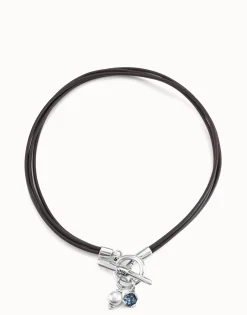 Collar de cuero con cierre central con charm de perla y cristal.