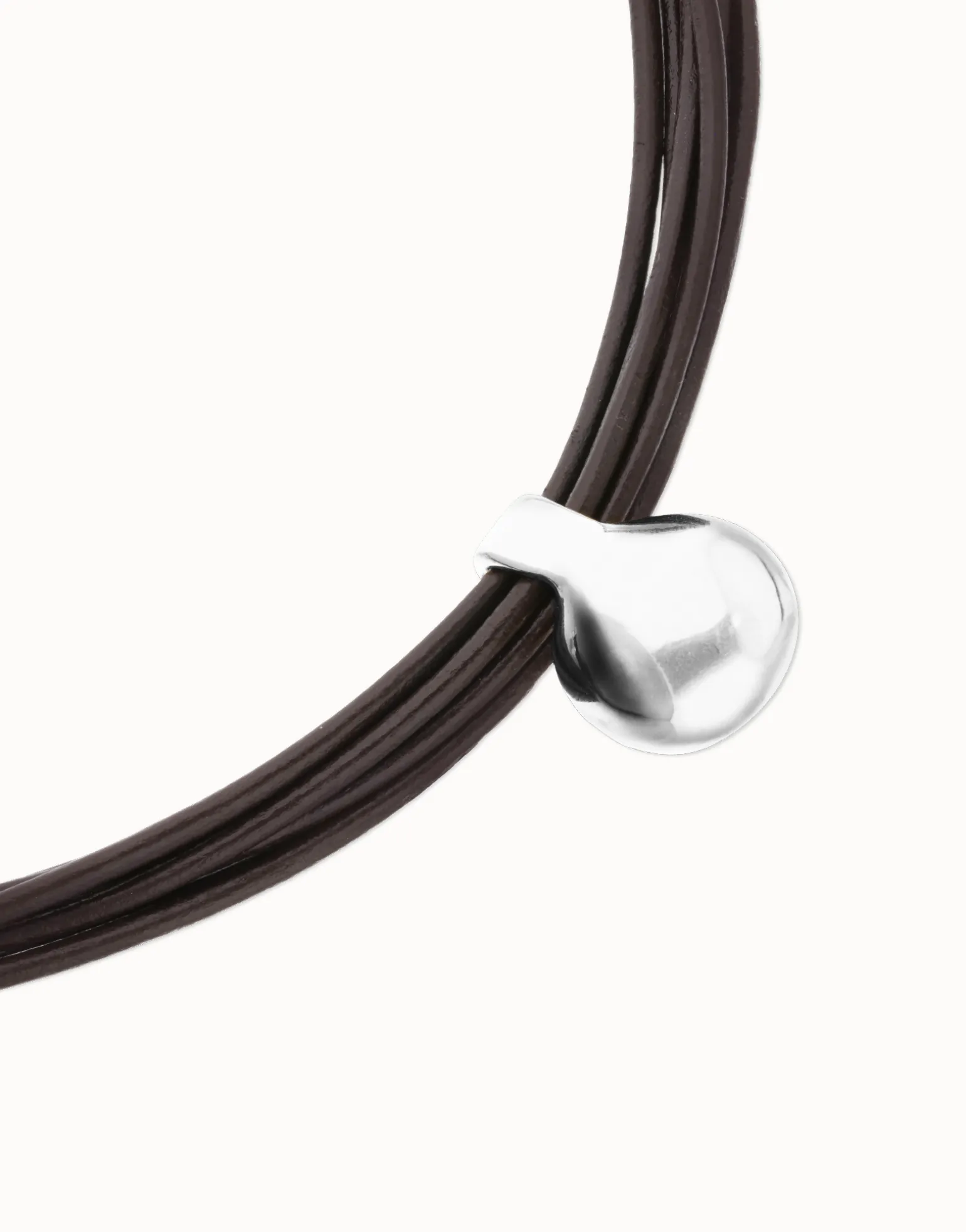 Collar de cuero con esfera grande bañada en plata de ley